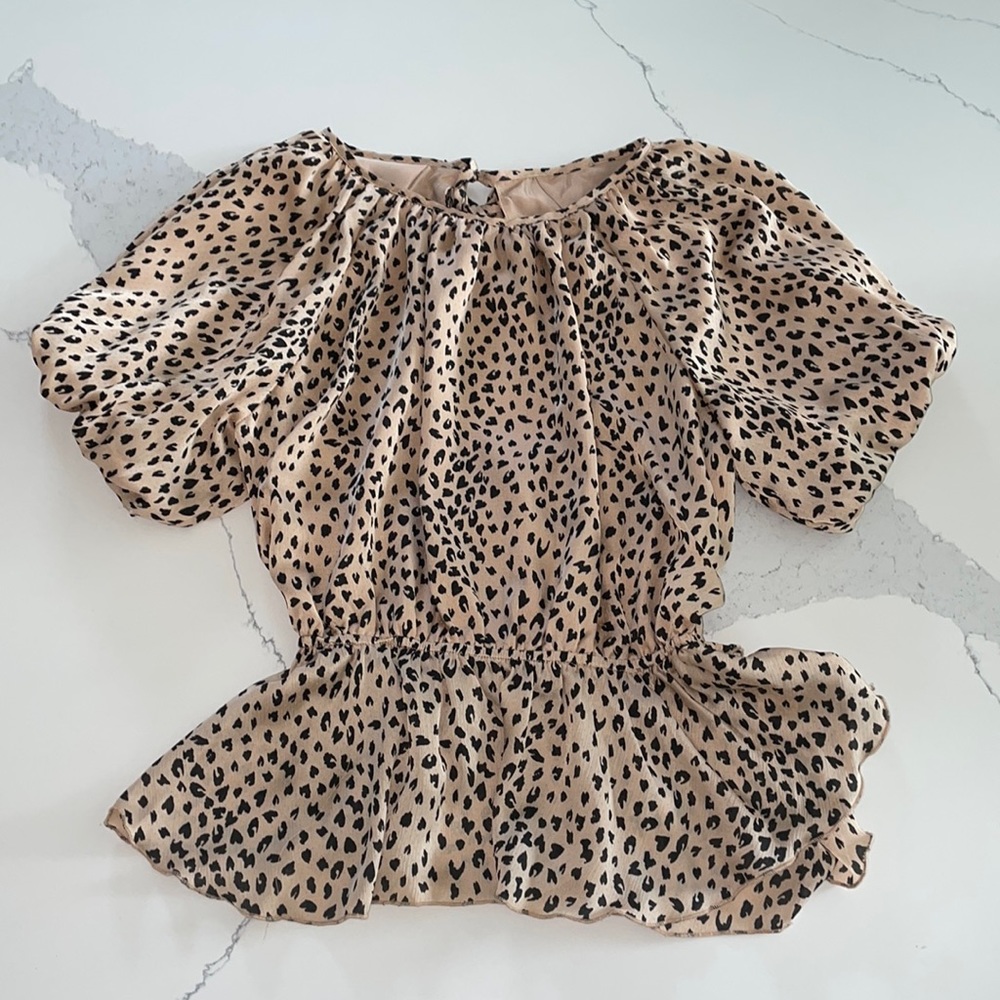 Lulus leopard balloon sleeve, cinched waist top. So detailed!